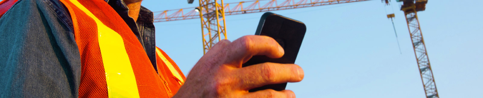 Un opérateur de chantier avec son téléphone